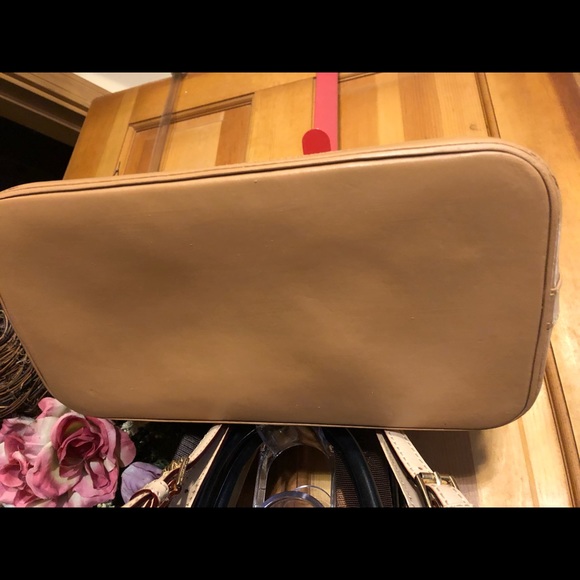 MK boots and purses all authentic. - Picture 8 of 8